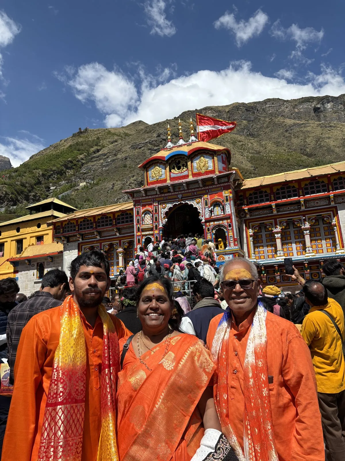 Darshan at Badrinath in saffron shawls